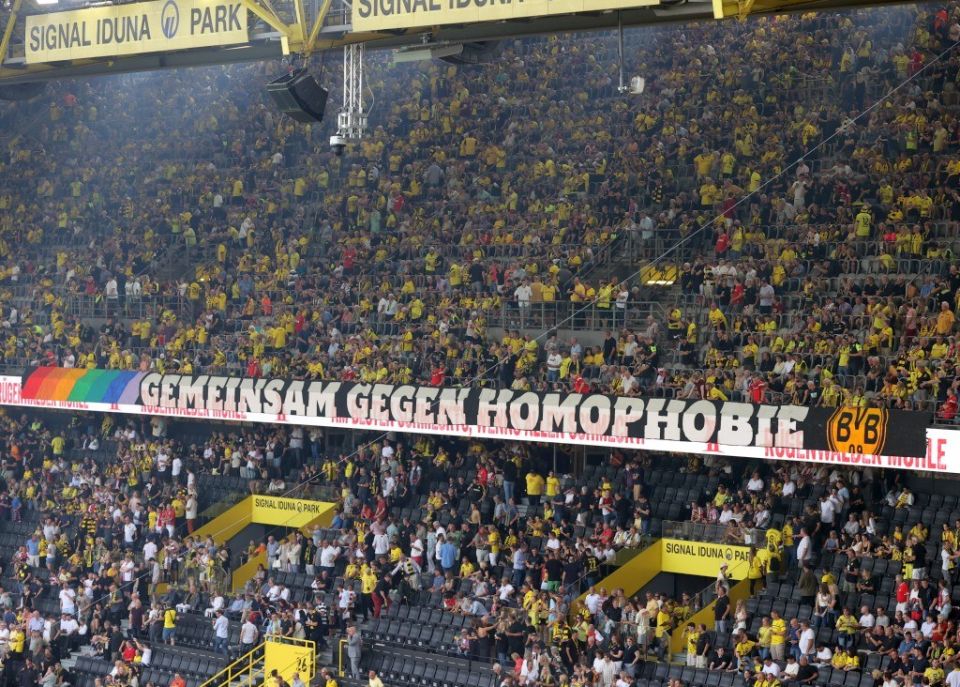 Westtribüne Spiel BVB - FC Köln Banner mit Aufschrift "Gemeinsam gegen Homophobie"